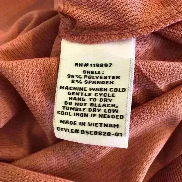 19 Cooper NWT Form Fitting Mauve Dress With Ruffle Hem Size S - Picture 6 of 6